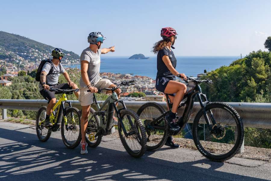 ALASSIO IN E-BIKE ALASSIO IN E-BIKE